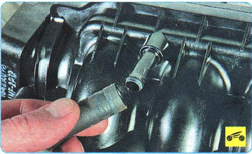 Отсоединение шланга вакуумного усилителя от впускного коллектора Mitsubishi Outlander XL II