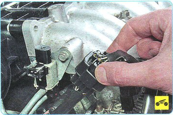 Отсоединение колодки жгутов проводов от электромагнитного клапана изменения длины впускного коллектора Mitsubishi Outlander XL II