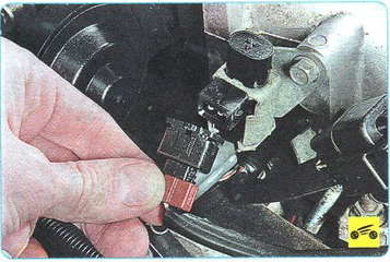 Отсоединение колодки жгутов проводов от датчика давления масла Mitsubishi Outlander XL II