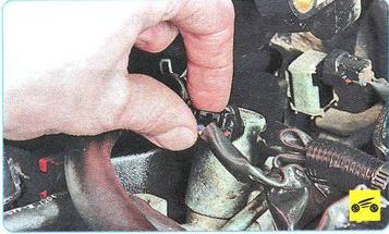 Отсоединение колодки жгутов проводов от переходной колодки форсунок и катушек зажигания Mitsubishi Outlander XL II