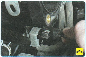 Отсоединение колодки жгутов проводов от электромагнитного клапана системы изменения фаз газораспределения Mitsubishi Outlander XL II