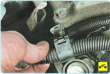 Отсоединение колодки жгутов проводов от электромагнитного клапана продувки адсорбера Mitsubishi Outlander XL II