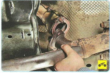 Снятие трубы системы отработанных газов Mitsubishi Outlander XL II