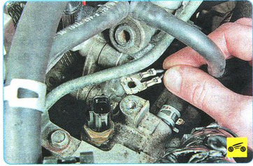 Отсоединение провода «массы» от картера автоматической коробки передач Mitsubishi Outlander XL II
