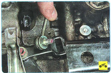 Отсоединение наконечника троса привода управления коробкой передач от рычага селектора автоматической коробки передач Mitsubishi Outlander XL II