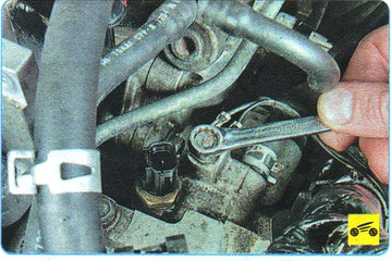 Выкручивание болта крепления картера автоматической коробки передач Mitsubishi Outlander XL II