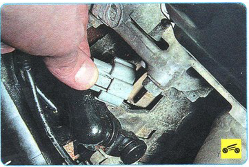 Отсоединение колодок проводов от выводов стартера и генератора Mitsubishi Outlander XL II