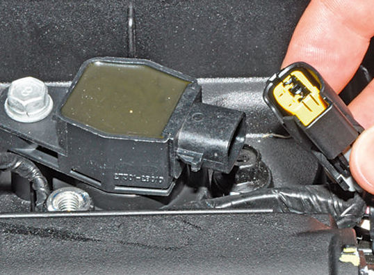 Отсоединение колодки жгутов проводов от катушек зажигания Mitsubishi Outlander XL II
