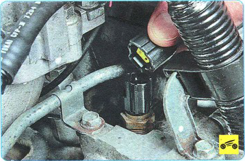 Отсоединение колодки жгутов проводов от датчика температуры охлаждающей жидкости Mitsubishi Outlander XL