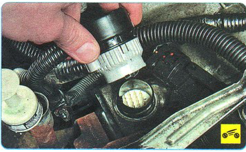 Отсоединение колодки жгутов проводов от блока клапанов Mitsubishi Outlander XL II