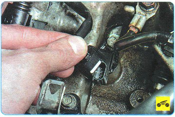 Отсоединение колодки жгутов проводов от переключателя диапазонов коробки передач Mitsubishi Outlander XL II