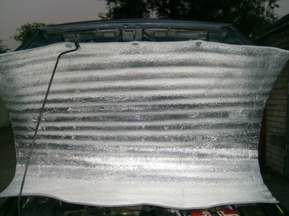 Вырезание из изолона необходимый кусок для утепления капота Chevrolet Lanos