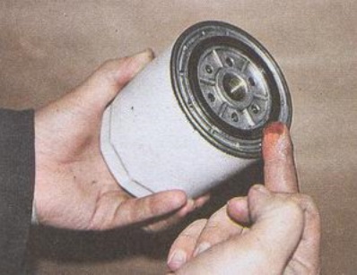 Смазываем уплотнительное кольцо нового масляного фильтра ГАЗ 31105 Волга
