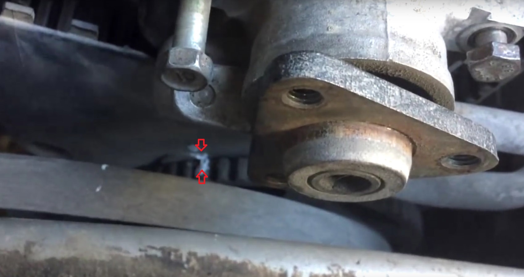 Точки совпадения шкива коленвала и нижней защиты ремня ГРМ Chevrolet Lanos