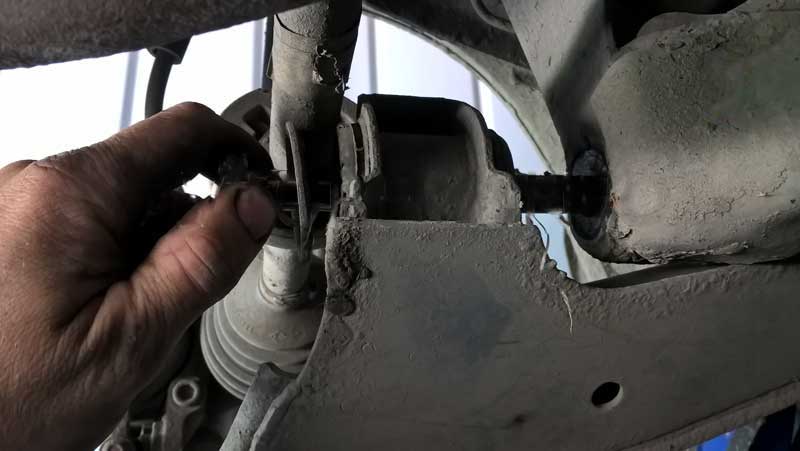 Извлечение болта крепления переднего сайлнет-блока Chevrolet Lanos