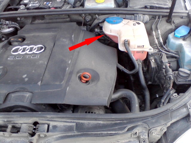 Расположение расширительного бачка системы охлаждения в подкапотном пространстве Audi A4 2
