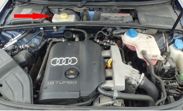 Расположение резервуара тормозной жидкости тормозной системы в подкапотном пространстве Audi A4 2