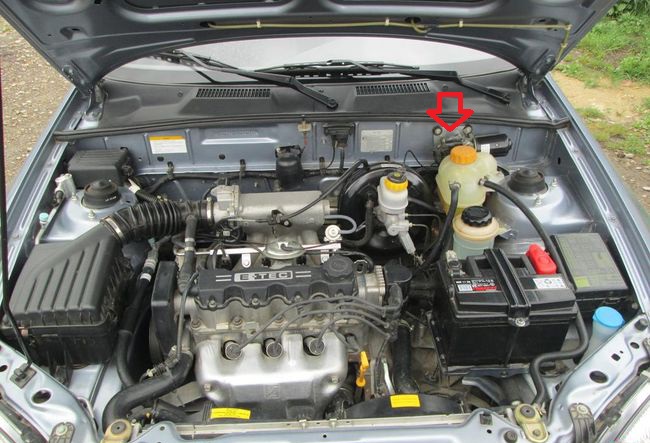 Расположение двигателя дворников Chevrolet Lanos
