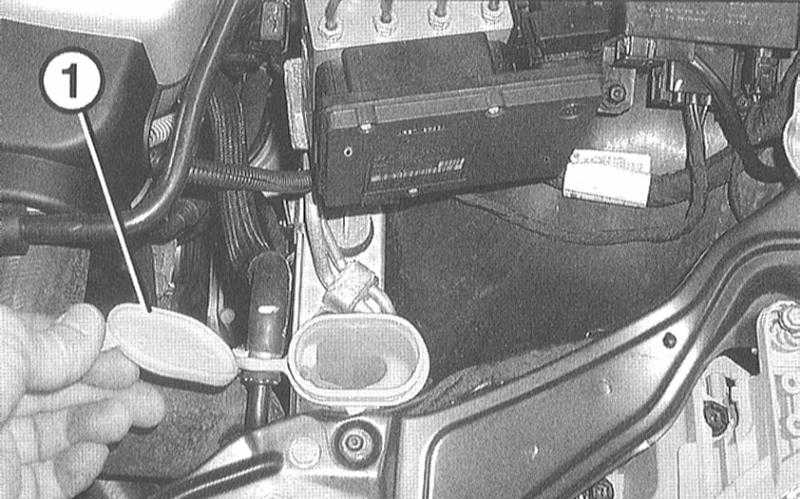 Проверка уровня и доливка жидкости в бачок омывателя Audi A4 2