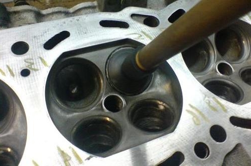 Установка присоски ручного приспособления для притирки на клапан газораспределительного механизма двигателя Mitsubishi Outlander XL
