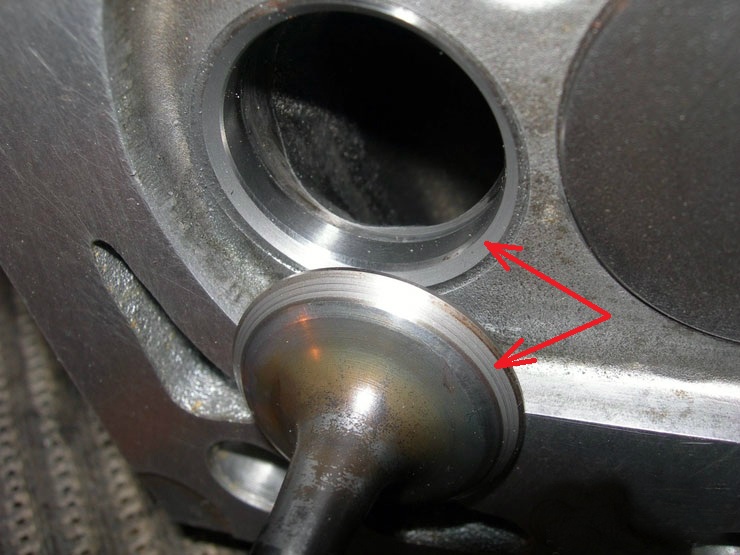 Пояски на рабочей фаске клапана и седле клапана газораспределительного механизма двигателя Mitsubishi Outlander XL