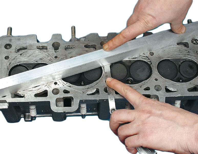 Проверка отклонения от плоскостности поверхности разъема блока с головкой блока цилиндров Mitsubishi Outlander XL II 2007 - 2012