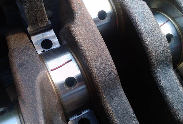 Расположение отрезка калибровочной проволоки на шейке колечатого вала двигателя Mitsubishi Outlander XL II 2007 - 2012