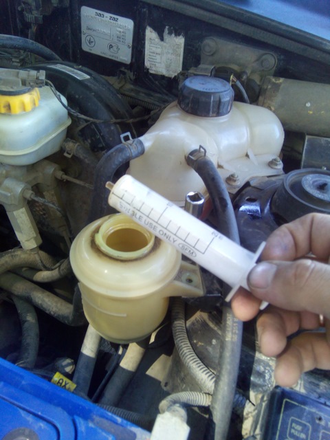Откачивание жидкости из бачка ГУР с помощью шприца Chevrolet Lanos