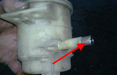 Обратный клапан установленный в штуцере бачка ГУР Chevrolet Lanos