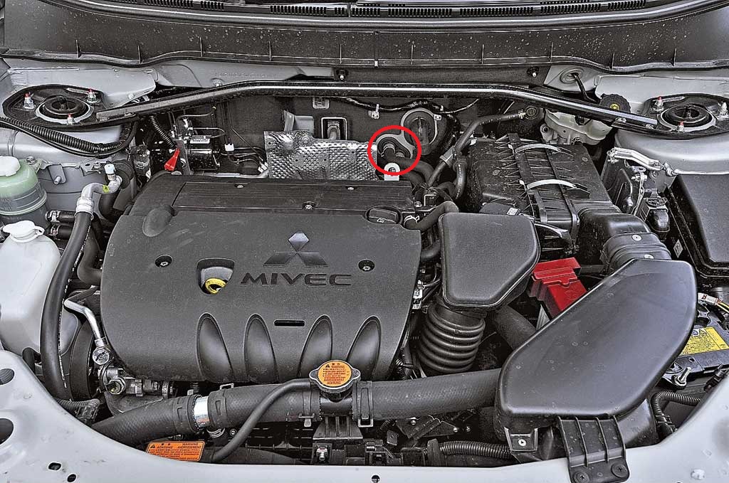 Соединения шлангов охлаждающей жидкости с патрубками радиатора отопителя двигателя 4B12 Mitsubishi Outlander XL