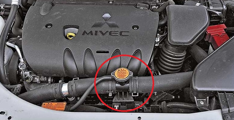 Соединения шлангов системы охлаждения с заливной горловиной радиатора двигателя 4B12 Mitsubishi Outlander XL