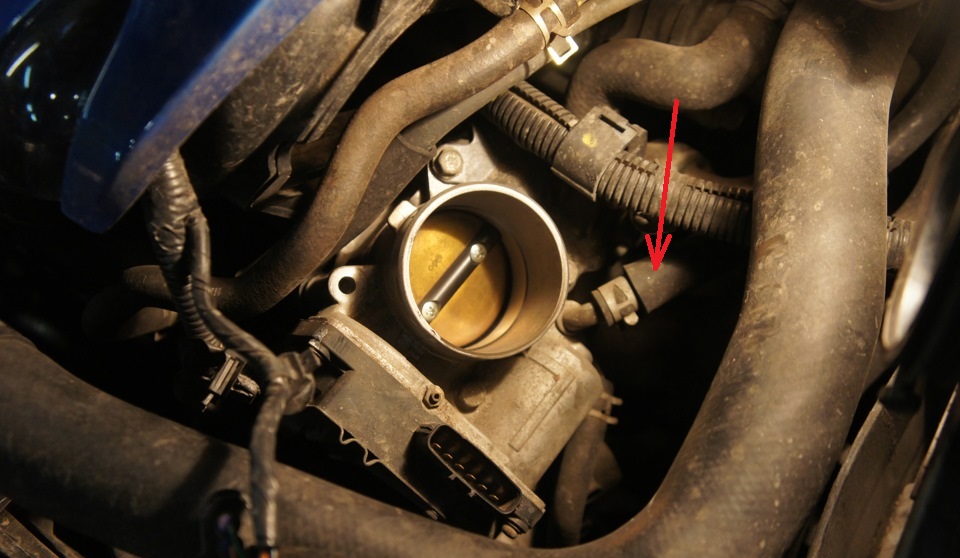 Проверка соединения подводящего шланга системы охлаждения с патрубком корпуса дроссельного узла двигателя 4B12 Mitsubishi Outlander XL
