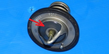 Проверка плотности закрывания основного клапана термостата Mitsubishi Outlander XL