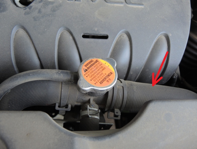 Размещение верхнего шланга радиатора системы охлаждения двигателя 4B12 Mitsubishi Outlander XL