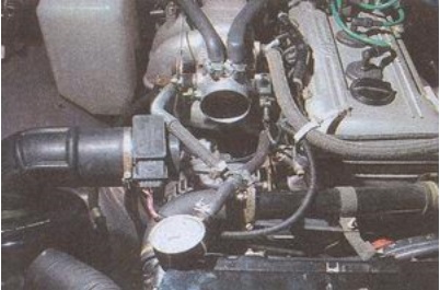 Другой конец отрезка шланга через трубку соединяем со шлангом подачи топлива и закрепляем шланги хомутами ГАЗ 31105 Волга