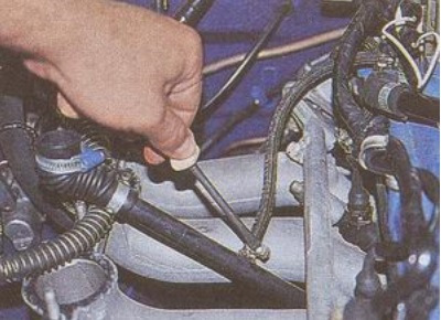 Ослабляем  с помощью шлицевой отвёртки хомут крепления шланга системы вентиляции картера ГАЗ 31105 Волга