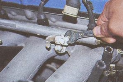 Ключом «на 10» отворачиваем два болта крепления топливной рампы и снимаем топливную рампу в сборе с регулятором давления ГАЗ 31105 Волга