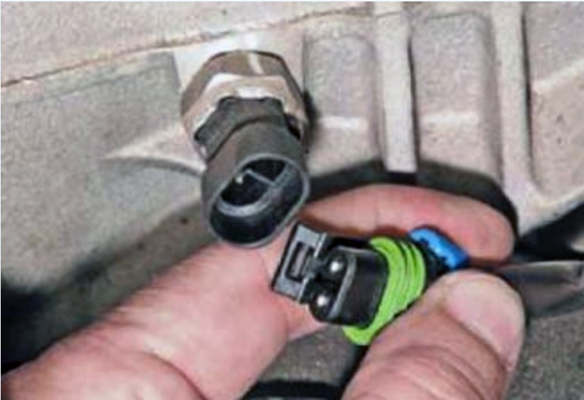 Отсоединение от выключателя колодки жгута проводов Chevrolet Lanos