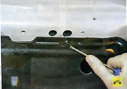 Извлечение держателей нижнего крепления левого брызговика двигателя Nissan Almera Classic
