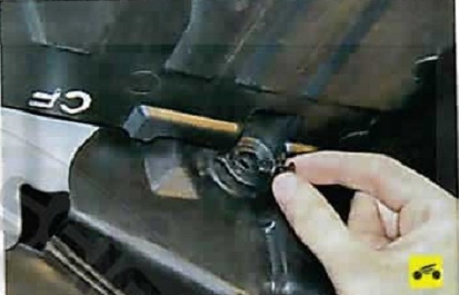 Извлечение держателей брызговика двигателя Nissan Almera Classic