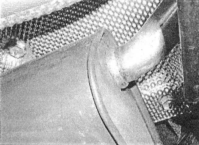 Проверка труб и трубных соединений системы выпуска отработавших газов на наличие повреждений Audi A4 2