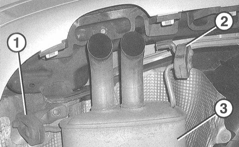 Осмотр выпускной трубы системы выпуска отработавших газов Audi A4 2