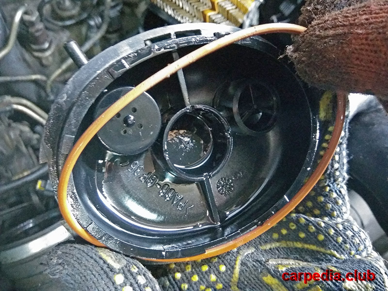 Снятие старого уплотнительного кольца с крышки топливного фильтра Peugeot Expert I