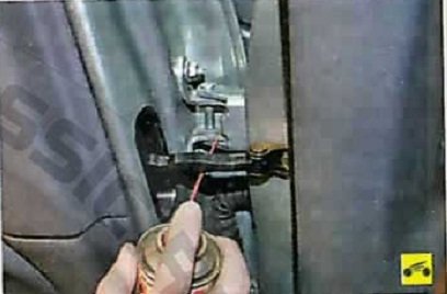 Смазка петель дверей Nissan Almera Classic