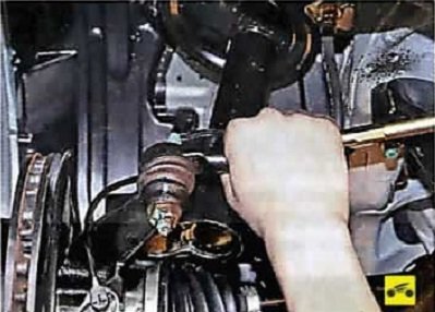 Затягивание гаек пальцев шаровых шарниров наконечников рулевых тяг Nissan Almera Classic