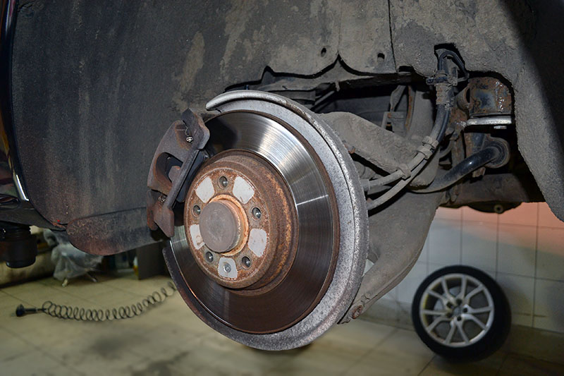 Осмотр деталей задней подвески на наличие дефектов Audi A4 2