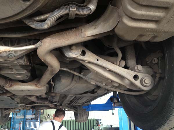 Проверка на наличие механических повреждений элементов задней подвески Audi A4 2