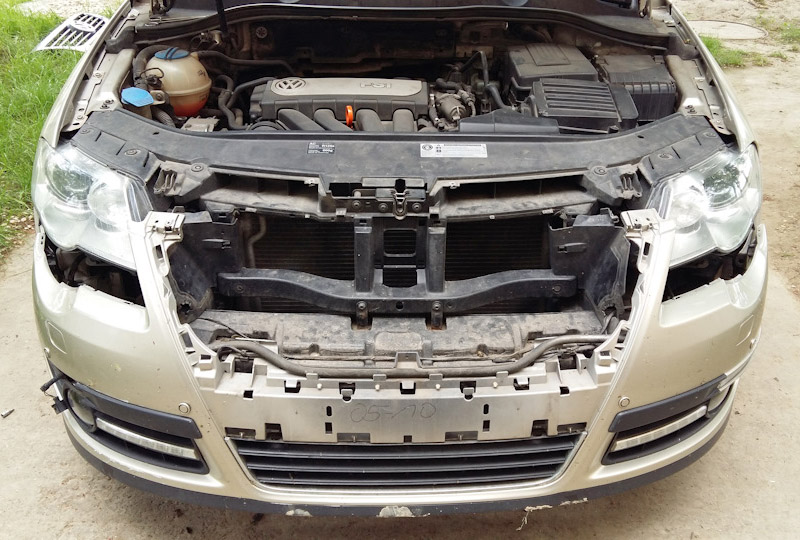 Снятая решетка радиатора и облицовка переднего бампера Volkswagen Passat B6 2005-2010
