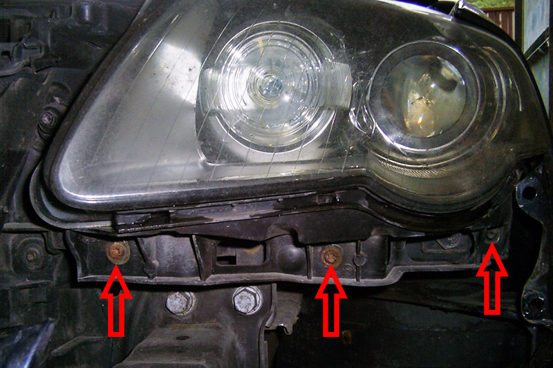 Расположение саморезов крепления монтажной планки под передней фарой Volkswagen Passat B6 2005-2010