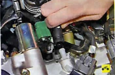 Снятие шланга со штуцера обратного клапана системы вентиляции картера Nissan Almera Classic